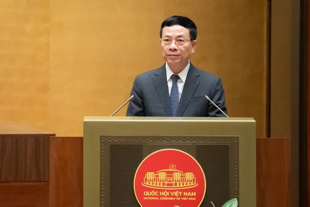 Bộ trưởng Bộ Khoa học và Công nghệ Nguyễn Mạnh Hùng trình bày tờ trình dự án Luật Trí tuệ nhân tạo sáng 21/11