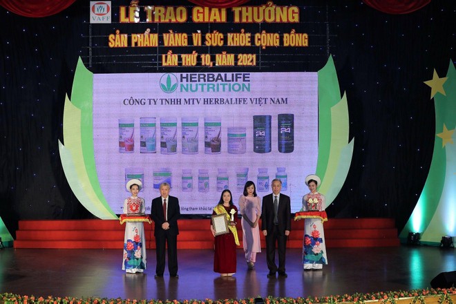 Herbalife Việt Nam được vinh danh với những dòng “Sản phẩm vàng vì sức khỏe cộng đồng”