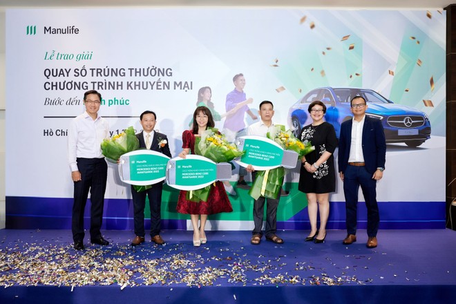 Đại diện Manulife Việt Nam trao giải cho các khách hàng trúng xe ô tô