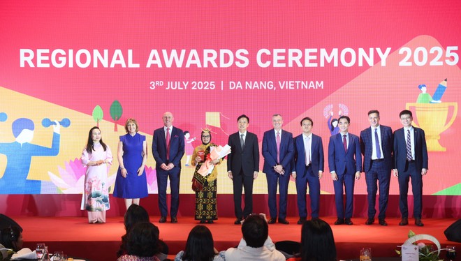 Ban lãnh đạo Tập đoàn AIA và AIA Việt Nam vinh danh Trường UPTD SD Negeri Papela (Indonesia)