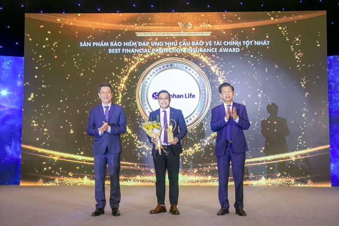 Đại diện Shinhan Life Việt Nam nhận giải thưởng “Sản phẩm bảo hiểm đáp ứng nhu cầu bảo vệ tài chính tốt nhất”