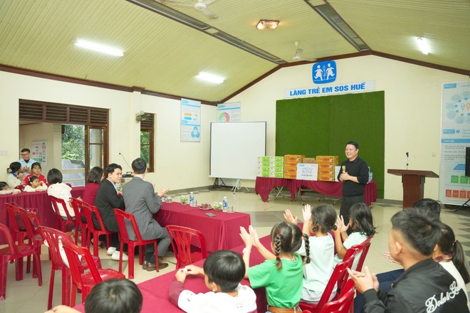 Shinhan Life Việt Nam thăm và trao tặng thiết bị học tập, nhu yếu phẩm cho Làng trẻ em SOS Huế