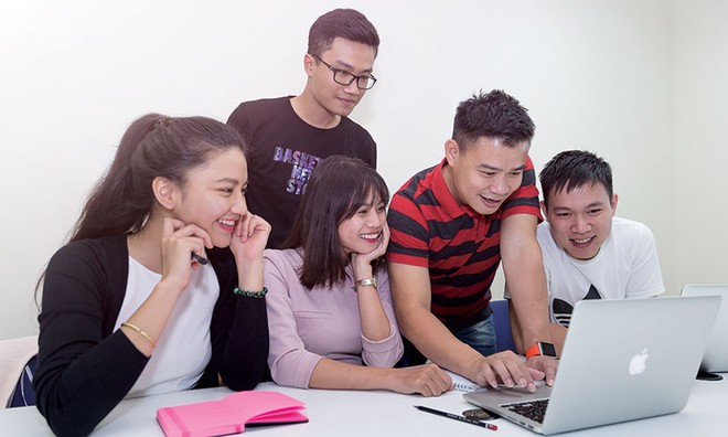 CEO DesignBold Hùng Đinh và các cộng sự