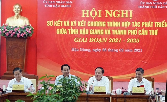 Lãnh đạo TP.Cần Thơ và tỉnh Hậu Giang chủ trì Hội nghị sơ kết và ký kết chương trình hợp tác phát triển giữa tỉnh Hậu Giang và TP.Cần Thơ