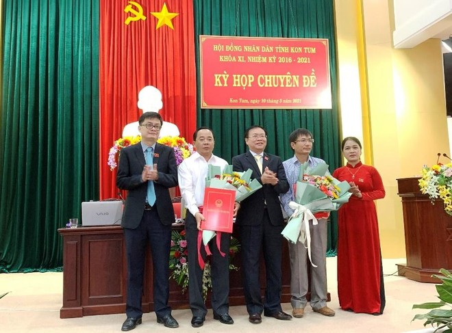 Thường trực HĐND tỉnh Kon Tum trao Nghị quyết, tặng hoa chúc mừng Phó chủ tịch UBND tỉnh Kon Tum Nguyễn Ngọc Sâm (thứ 2 từ phải qua) và Giám đốc Sở Tài chính Nguyễn Văn Điệu.