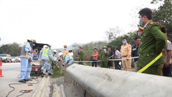 Lắp đặt lại hệ thống hộ lan đã bị tháo trên cao tốc Nội Bài - Lào Cai để đảm bảo an toàn giao thông. Ảnh: TL