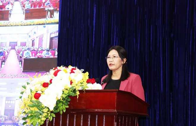 Ứng viên Lê Thị Nga tiếp xúc cử tri tỉnh Hà Nam - (Ảnh: Cổng thông tin điện tử tỉnh Hà Nam)