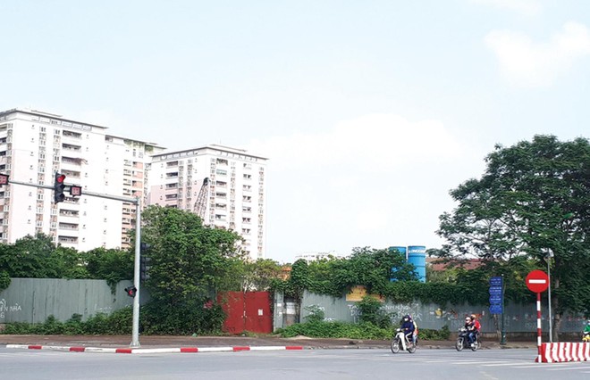 Dự án Trung tâm thương mại, dịch vụ, văn phòng cao cấp nằm trên lô đất rộng hơn 12.000 m2 thuộc Khu đô thị mới Việt Hưng, Long Biên đã chậm tiến độ nhiều năm nay.
