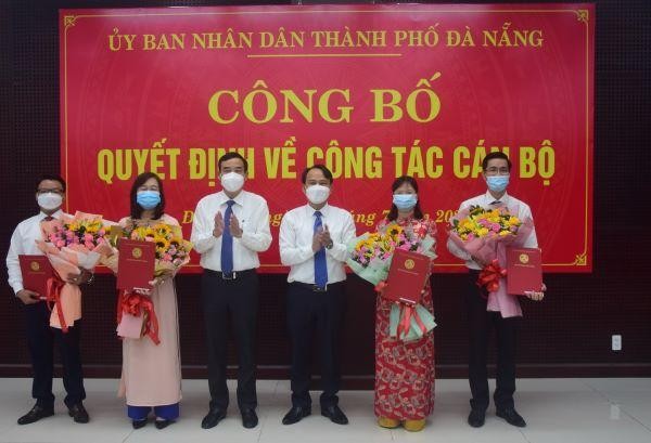 Ông Lê Trung Chinh, Chủ tịch UBND TP Đà Nẵng (thứ 3 từ trái qua) trao các quyết định cho ông: Nguyễn Hữu Nhật (bìa phải, bà Lê Thanh Tùng, thứ 2) và ông Lê Thành Hưng (bìa trái), bà Nguyễn Thu Phương (thứ 2 bìa trái).