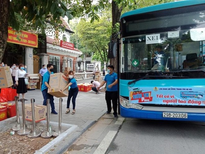 Mô hình Xe buýt siêu thị được đưa vào phục vụ người lao động khó khăn tại Hà Nội.