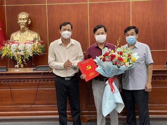Tân Phó chánh Văn phòng Tỉnh ủy Cà Mau Quách Văn Ấn (giữa) nhận quyết định bổ nhiệm