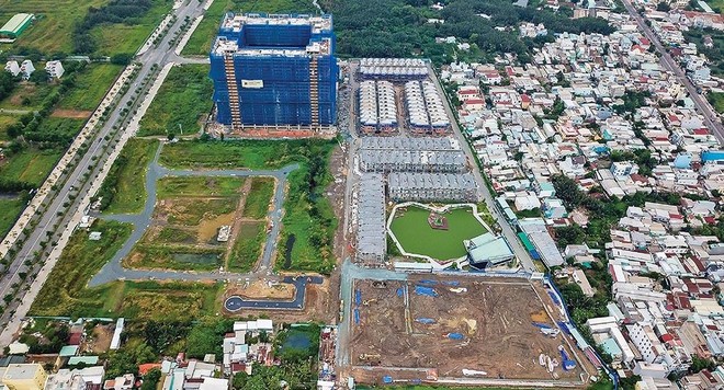 Nhiều dự án đình đốn vì vướng thủ tục pháp lý. Trong ảnh: Dự án Green Star Sky Garden (TP.HCM) chỉ vừa được thi công trở lại