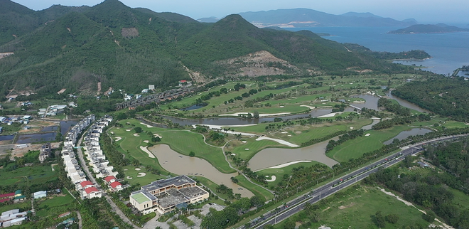 Sân golf bên trong Dự án Khu du lịch và giải trí Sông Lô, xã Phước Đồng, Nha Trang, Khánh Hòa. Ảnh: Nhiệt Băng