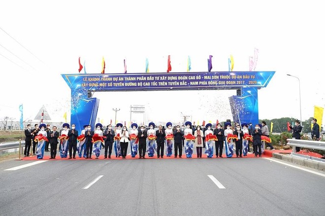 Thủ tướng Phạm Minh Chính và các đại biểu thực hiện nghi thức cắt băng khánh thành Dự án.
