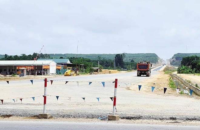 Thi công đường Hồ Chí Minh đoạn Cam Lộ - La Sơn