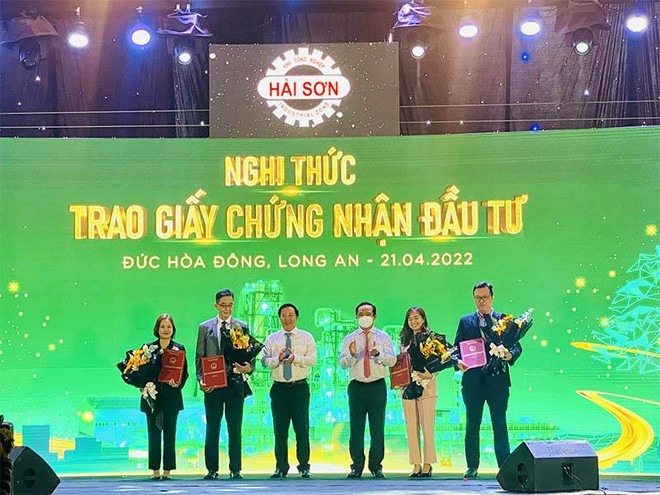 Ông Nguyễn Văn Được, Bí thư Tỉnh ủy Long An (thứ 3 từ phải sang) và ông Nguyễn Văn Út, Chủ tịch UBND tỉnh Long An (thứ 3 từ trái sang) trao giấy chứng nhận đăng ký đầu tư cho các doanh nghiệp đầu tư vào khu công nghiệp