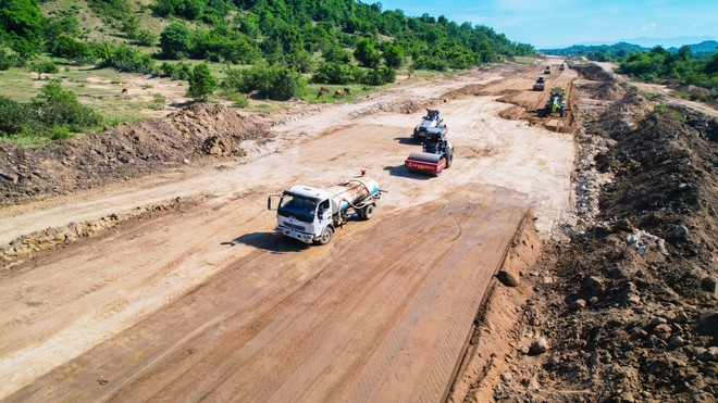 Thi công Dự án xây dựng một số đoạn đường bộ cao tốc Bắc - Nam phía Đông giai đoạn 2017 - 2020, đoạn Cam Lâm - Nha Trang.