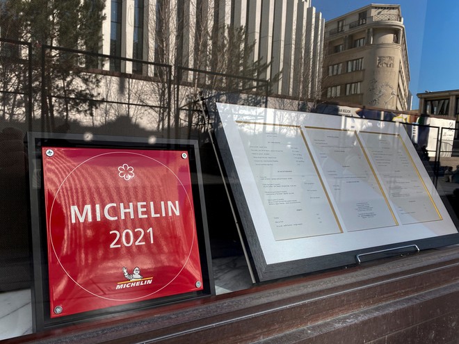 Logo Michelin Guide tại một nhà hàng ở Brussels, Bỉ