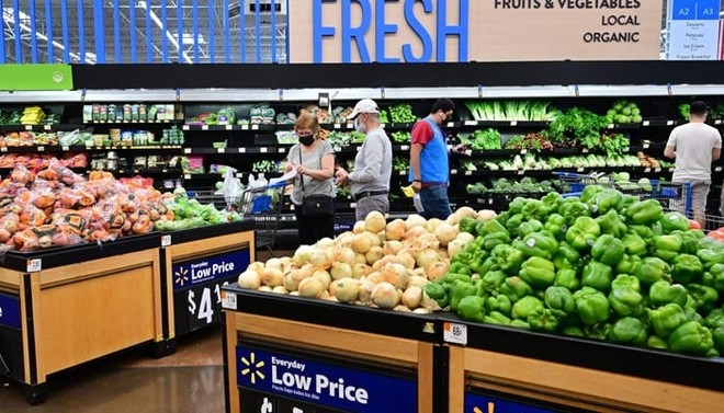 Người tiêu dùng mua sắm tại một cửa hàng ở thành phố Rosemead, bang California, Mỹ. Ảnh: AFP 