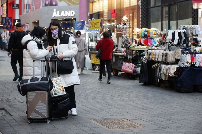 Khu mua sắm Myeongdong ở Seoul, Hàn Quốc. Nguồn: Reuters.