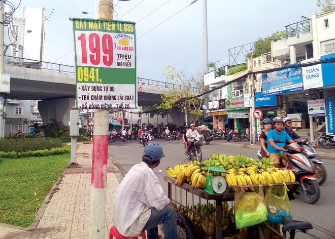 Thông tin rao bán nhà đất treo đầy trên phố. Ảnh: Việt Dũng 