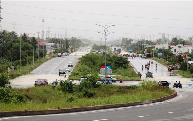 Một số đoạn trũng thấp trên đường Võ Nguyên Giáp, tỉnh Khánh Hòa hay xảy ra ngập nước khi có mưa lớn. Ảnh: P.L