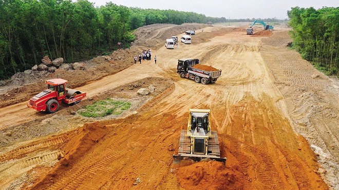 Thi công tuyến đường bộ cao tốc Bắc Nam phía Đông, đoạn Quảng Ngãi - Hoài Nhơn.