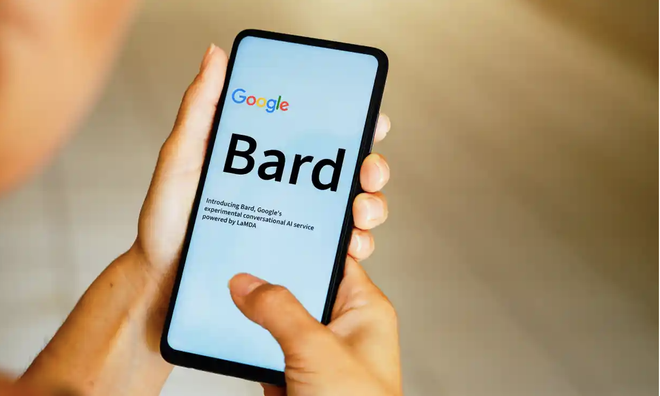 Ứng dụng chatbot AI mới của Google, Bard, được ra mắt như một đối thủ của ChatGPT, có thể cung cấp thông tin, viết mã, dịch ngôn ngữ và phân tích hình ảnh. Ảnh: Getty Images