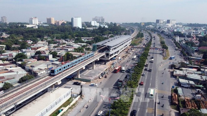 Tàu metro số 1 chạy thử nghiệm đoạn trên cao. Ảnh: Quang Châu – TTXVN 