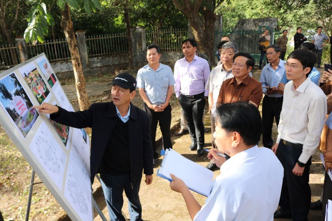 Bí thư Tỉnh ủy Kon Tum Dương Văn Trang (áo đen) và Chủ tịch UBND tỉnh Kon Tum Lê Ngọc Tuấn (áo nâu) trao đổi về thiết kế trùng tu, nâng cấp Khu di tích