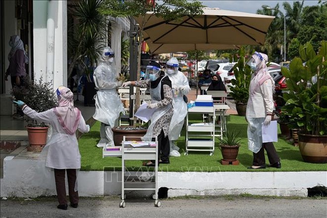 Một điểm xét nghiệm COVID-19 tại ngoại ô Kuala Lumpur, Malaysia. Ảnh tư liệu: AFP/TTXVN