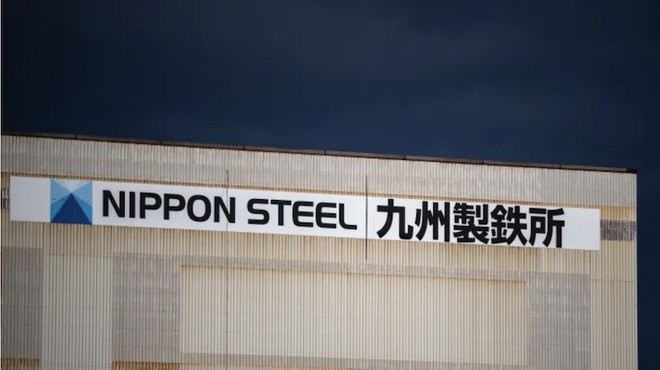 Logo của Nippon Steel tại nhà máy Kyushu, thành phố Kitakyushu thuộc tỉnh Fukuoka, Nhật Bản. Ảnh: AFP