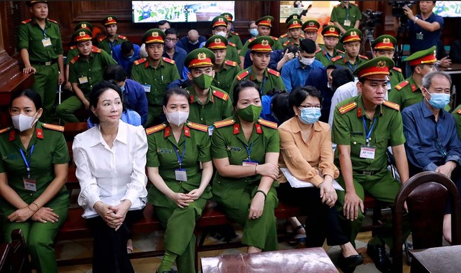 Hàng loạt bị cáo đã bị truy tố, xét xử ở giai đoạn I của “đại án” Vạn Thịnh Phát tiếp tục bị đề nghị truy tố thêm tội ở giai đoạn II. Trong ảnh: Một phiên xét xử sơ thẩm “đại án” Vạn Thịnh Phát.