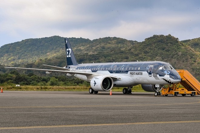 Một tàu bay Embraer 190 E2 tại sân bay Côn Đảo.