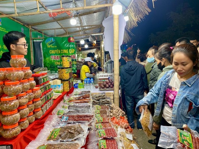 Khu trưng bày giới thiệu sản phẩm OCOP tiêu biểu 4 sao, 5 sao tại Festival nông sản Hà Nội lần thứ 2 năm 2024. Ảnh: Nguyễn Linh