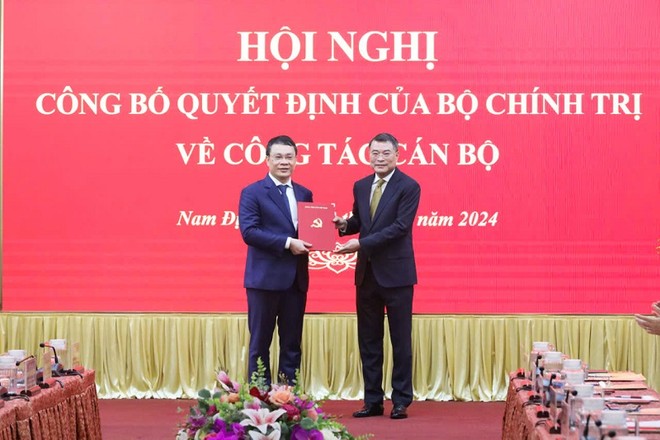 Ông Lê Minh Hưng, Ủy viên Bộ Chính trị, Bí thư Trung ương Đảng, Trưởng Ban Tổ chức Trung ương trao Quyết định cho tân Bí thư Tỉnh ủy Nam Định Đặng Khánh Toàn.