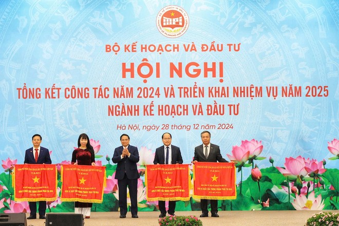  Thủ tướng Chính phủ Phạm Minh Chính chúc mừng các đơn vị thuộc Bộ Kế hoạch và Đầu tư được nhận Cờ Thi đua của Chính phủ - Ảnh: Đức Thanh