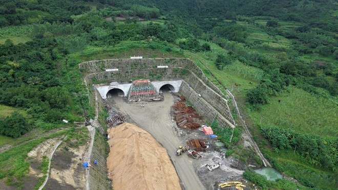 Thi công xây dựng hầm Tuy An tại Dự án thành phần cao tốc Chí Thạnh - Vân Phong.