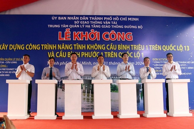 Lãnh đạo UBND TP.HCM cùng các sở, ngành thực hiện nghi thức khởi công. Ảnh: Lê Anh 