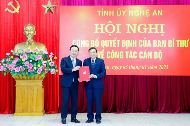 Ông Nguyễn Đức Trung, Bí thư Tỉnh ủy Nghệ An trao quyết định của Ban Bí thư Trung ương Đảng cho ông Lê Hồng Vinh, Ảnh: Bằng Phạm