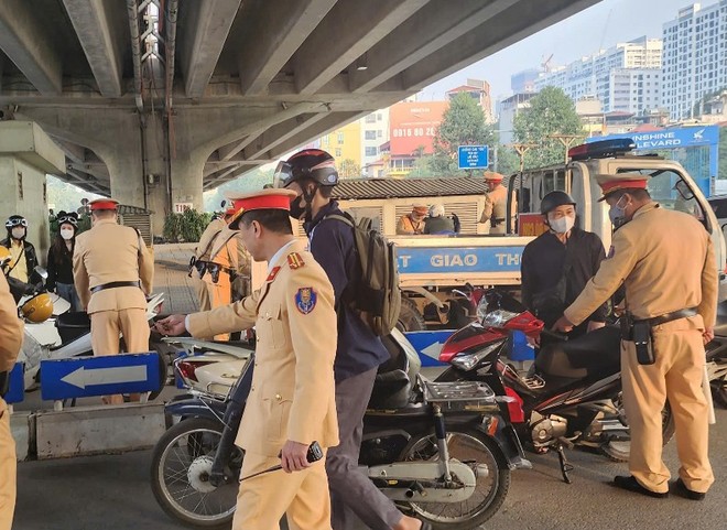 "Nghị định 168", "phạt nguội", "trừ điểm giấy phép lái xe"... được tìm kiếm nhiều nhất 