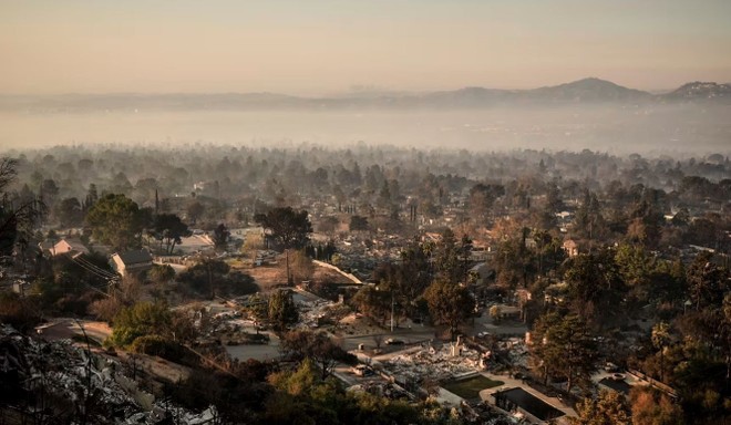 Cảnh tàn phá do cháy rừng tại Altadena, California, Mỹ. Ảnh: AP/TTXVN