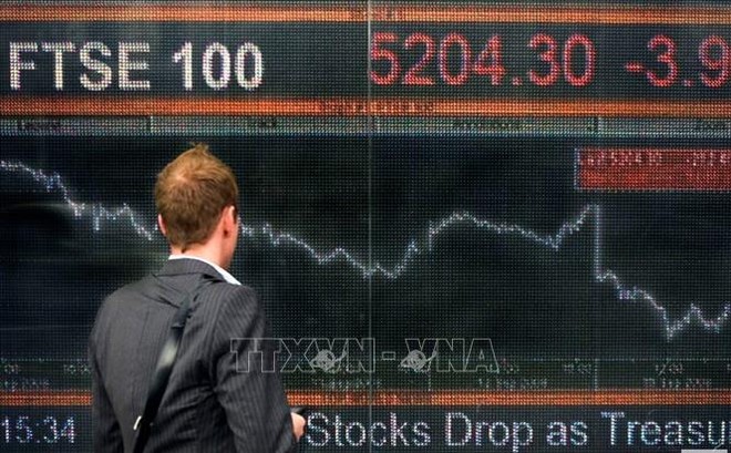 Bảng điện tử hiện thị chỉ số FTSE 100 tại London, Anh. Ảnh minh họa: BLOOMBERG NEWS/TTXVN