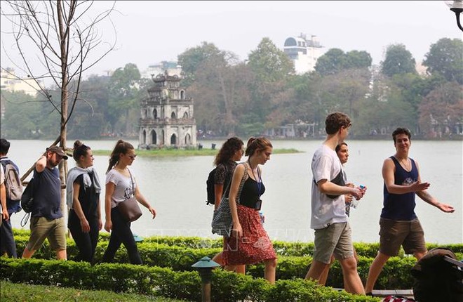 Khách du lịch nước ngoài tại khu vực hồ Hoàn Kiếm, Hà Nội. (Ảnh: Thành Đạt/TTXVN)