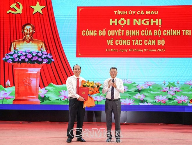 Trưởng ban tổ chức Lê Minh Hưng trao Quyết định chúc mừng tân Bí thư tỉnh ủy Cà Mau Nguyễn Hồ Hải. Ảnh: Báo Cà Mau online