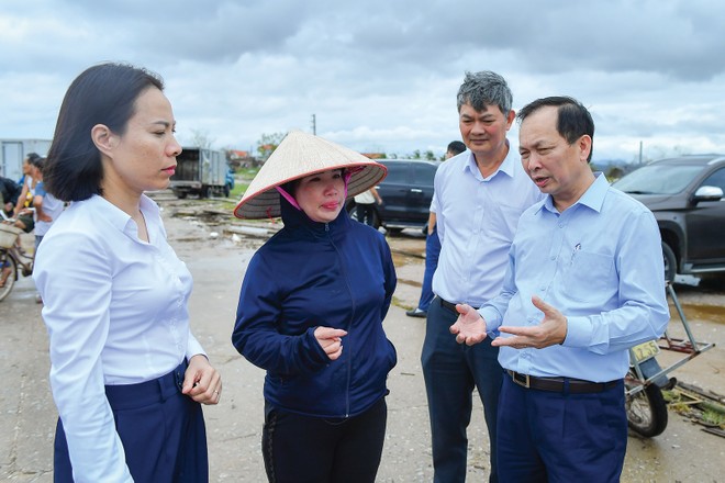 Phó Thống đốc thường trực NHNN Đào Minh Tú trò chuyện với chị Đỗ Thị Cúc (giữa), người nuôi hải sản ở bến Giang, xã Tân An, thị xã Quảng Yên, tỉnh Quảng Ninh ngày 11/9/2024
