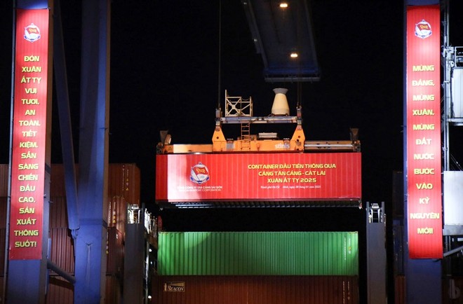 Container đầu tiên thông qua cảng Cát Lái trong đêm Giao thừa Tết Ất Tỵ 2025