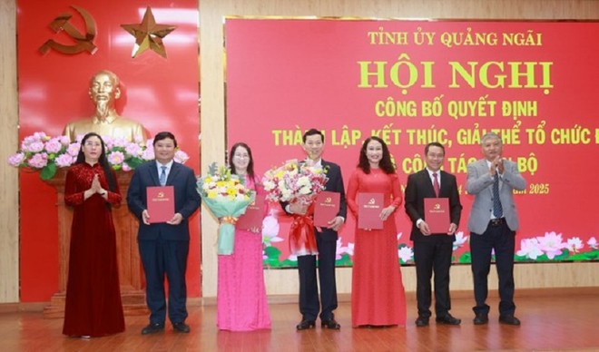 Bí thư Tỉnh ủy Quảng Ngãi Bùi Thị Quỳnh Vân trao các Quyết định phân công, bổ nhiệm Trưởng Ban, các Phó Trưởng Ban Tuyên giáo và Dân vận Tỉnh ủy.