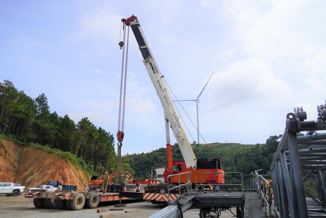 Quá trình triển khai một dự án điện gió trên địa bàn tỉnh Quảng Trị. Ảnh: Tiến Nhất