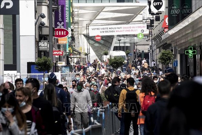 Người dân di chuyển tại một khu phố mua sắm ở Brussels, Bỉ. Ảnh tư liệu: AFP/TTXVN